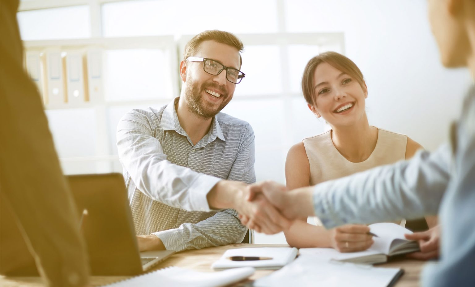 TeamWave – Webbasierte Social Teaming & Feedback Lösung, Produkt, Menschen Zusammenarbeit, Handschlag